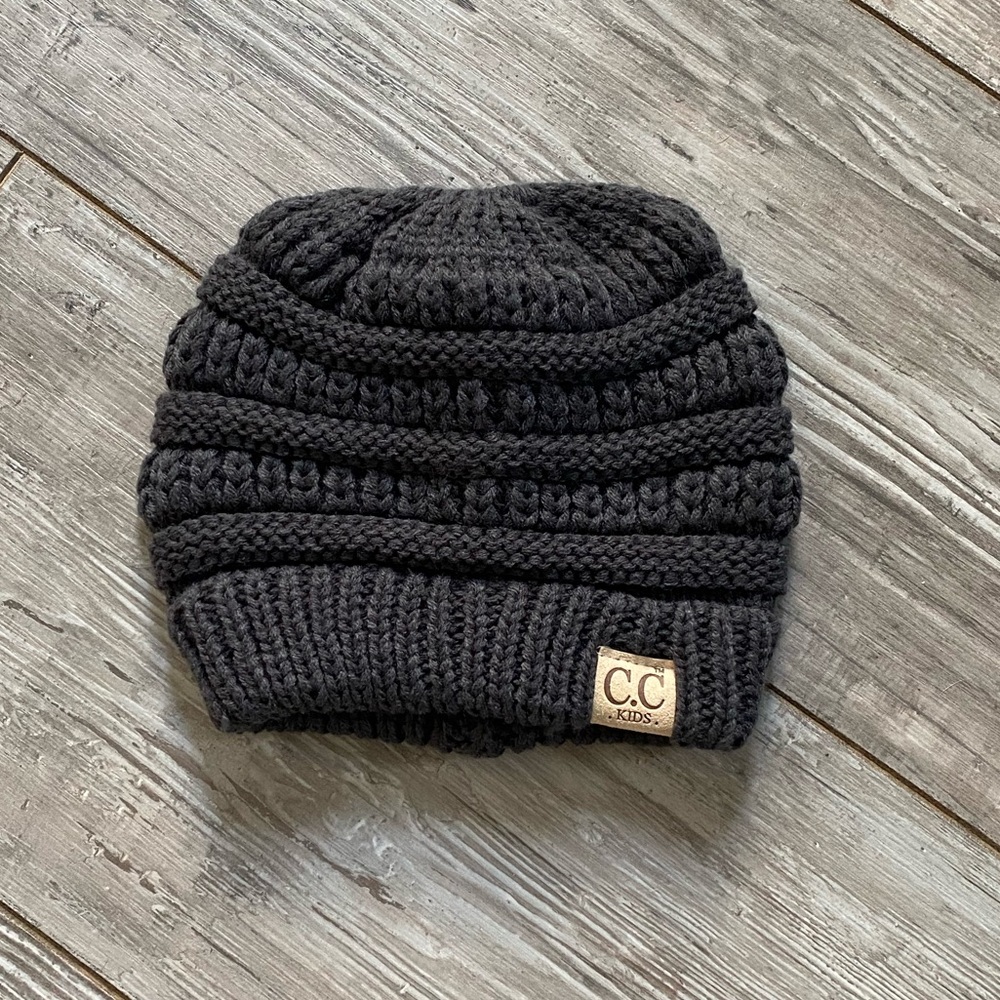 NEVER WORN KIDS CC BEANIE.